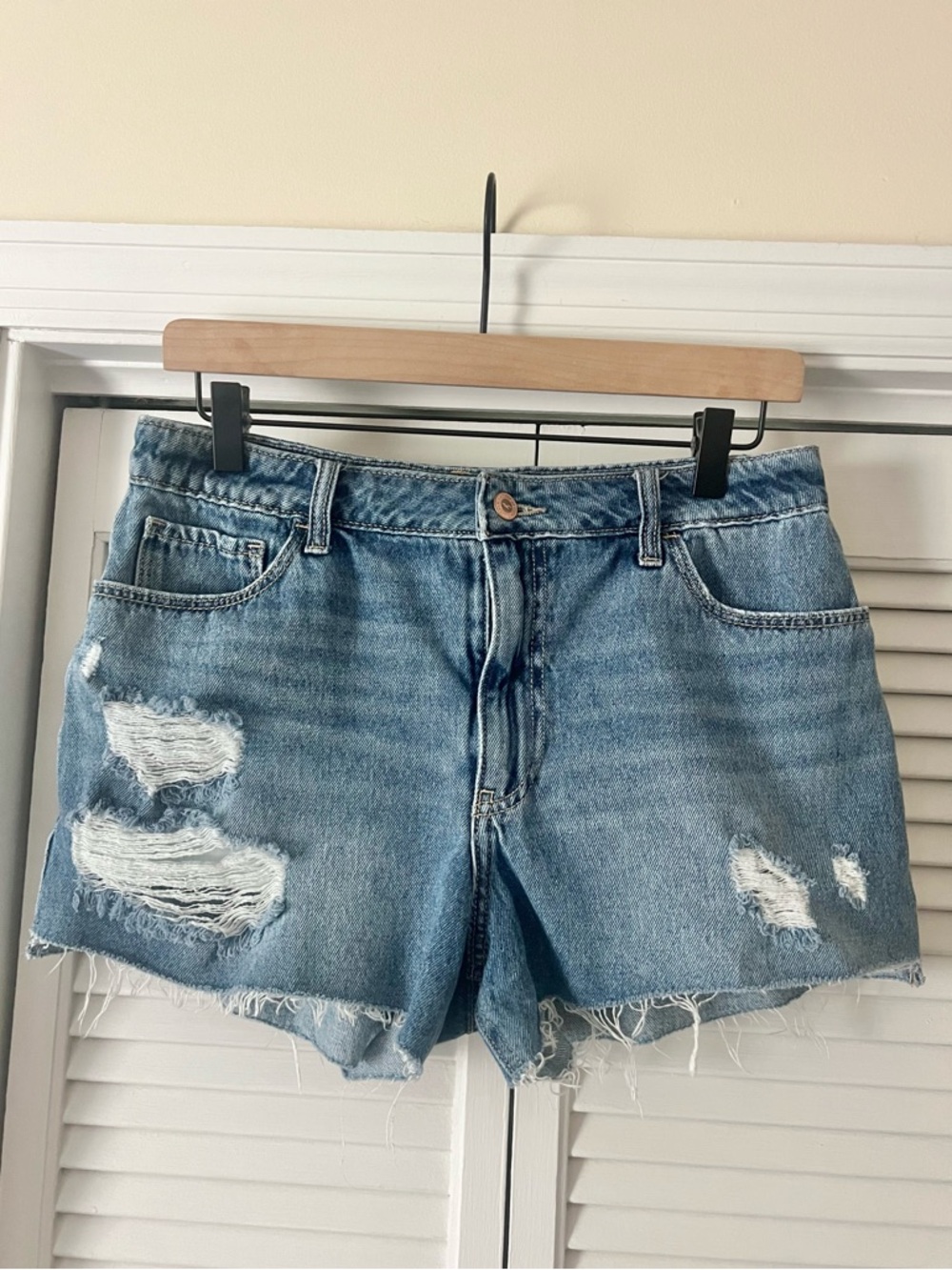 Hollister High Rise Distressed Mom Shorts Denim Cutoff Frayed Hem Size 9 W29